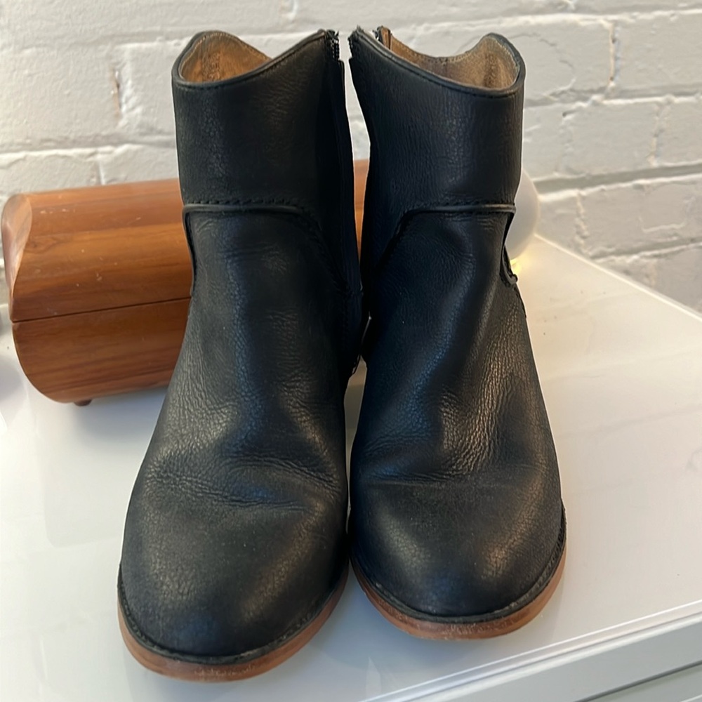 EUC UGG Annie Boot size 9.5 US
